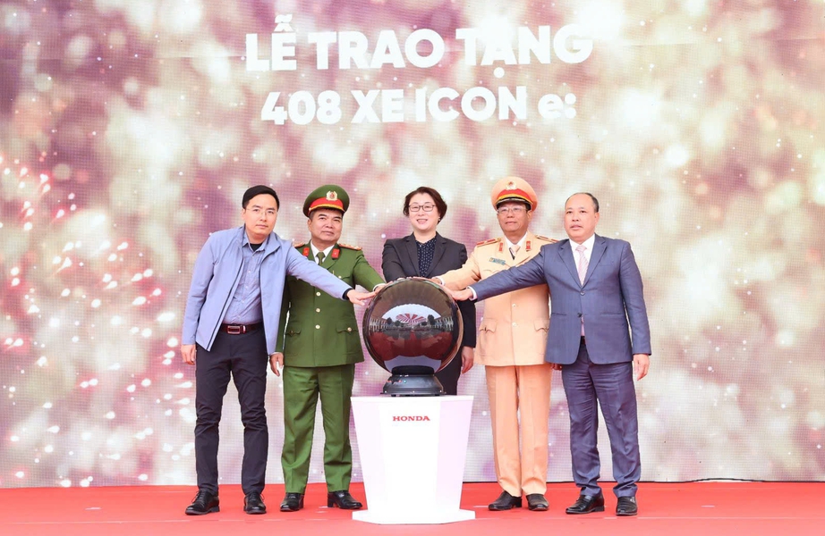 C&ocirc;ng an tỉnh Ninh B&igrave;nh phối hợp trao tặng xe Honda ICONe cho học sinh- Ảnh 3.