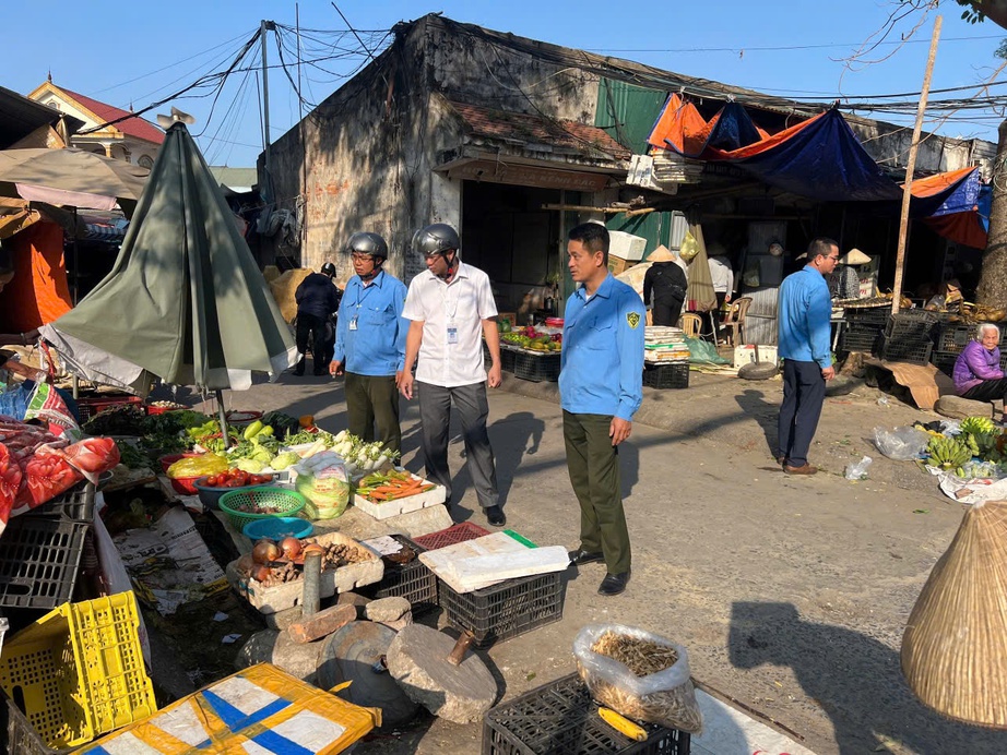 Nghệ An: Đồng loạt ra qu&acirc;n giải tỏa h&agrave;nh lang an to&agrave;n giao th&ocirc;ng dịp Tết B&iacute;nh Ngọ 2026- Ảnh 1.