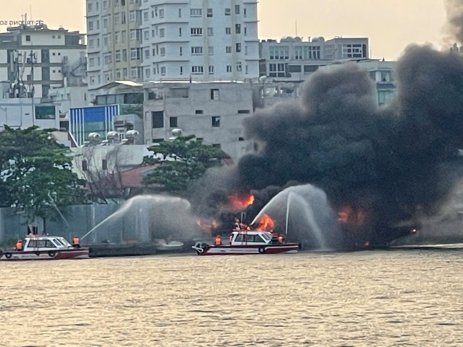 Du thuyền bốc ch&aacute;y dữ dội tr&ecirc;n s&ocirc;ng S&agrave;i G&ograve;n- Ảnh 1.