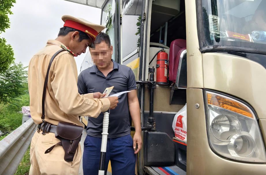 Tai nạn giao th&ocirc;ng giảm s&acirc;u sau một năm triển khai quy định mới- Ảnh 2.