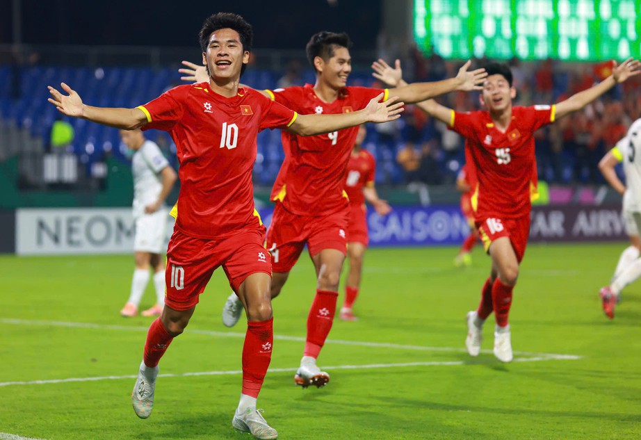 V&ograve;ng chung kết U23 ch&acirc;u &Aacute;: Thắng kịch t&iacute;nh Kyrgyzstan, Việt Nam chạm tay v&agrave;o v&eacute; đi tiếp- Ảnh 2.