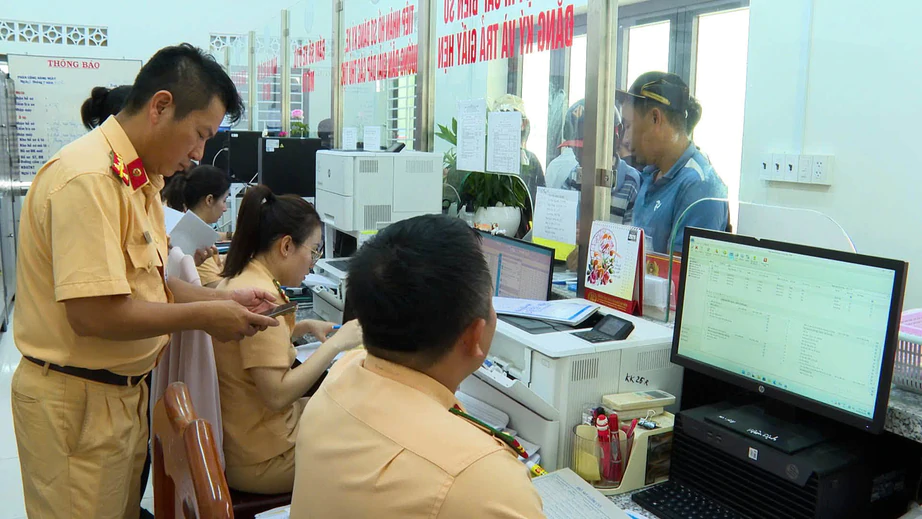 Khánh Hòa: Bố trí 16 điểm tiếp nhận hồ sơ, tổng rà soát, làm sạch dữ liệu giấy phép lái xe- Ảnh 2.