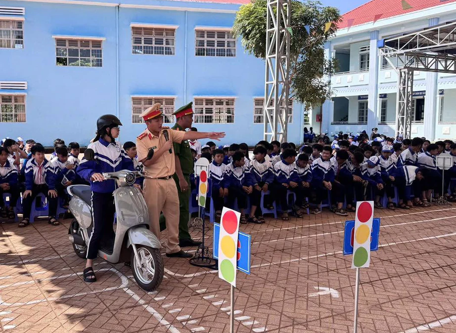L&acirc;m Đồng: Tuy&ecirc;n truyền an to&agrave;n giao th&ocirc;ng, ph&ograve;ng chống ma t&uacute;y cho 750 gi&aacute;o vi&ecirc;n, học sinh- Ảnh 1.
