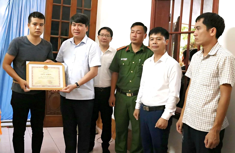 Ninh Bình: Truy tặng giấy khen người đàn ông tử nạn khi cứu hai cháu nhỏ đuối nước- Ảnh 1.