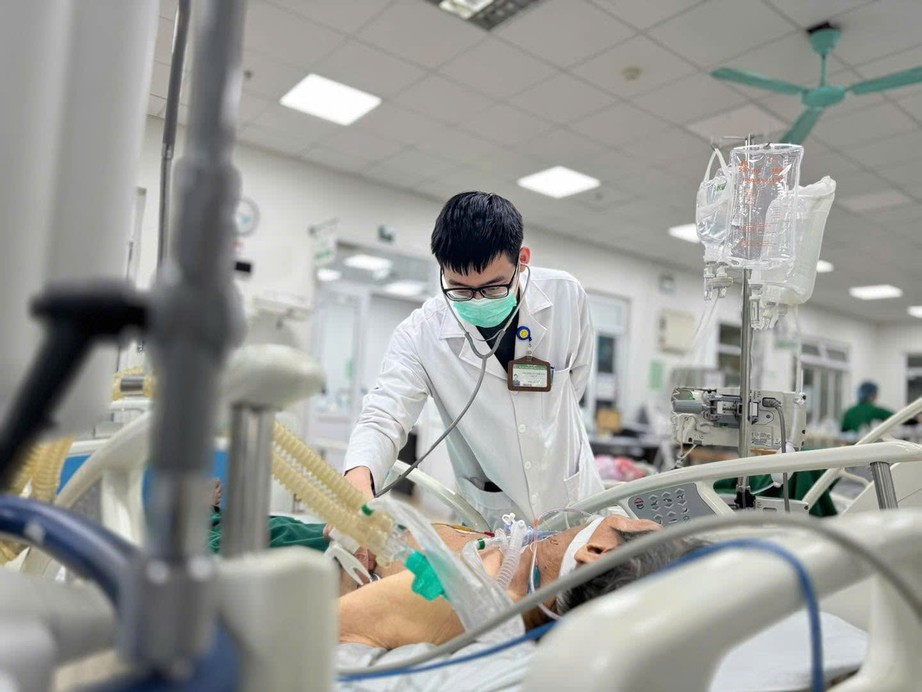 Nhiều người suy h&ocirc; hấp nhanh v&igrave; mắc c&uacute;m A- Ảnh 2.