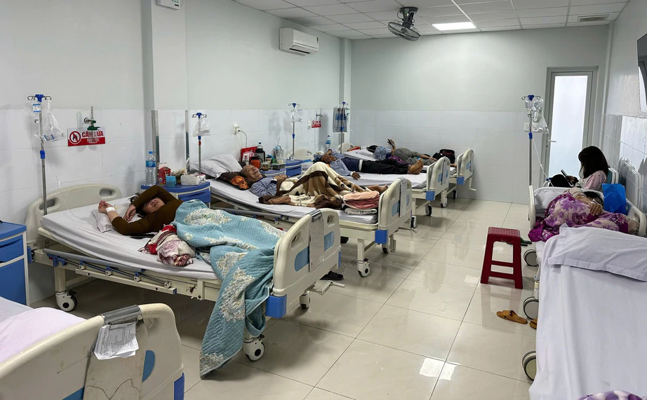 Vụ ngộ độc bánh mỳ: Số lượng ca bệnh tăng chóng mặt, Quảng Ngãi chỉ đạo khẩn- Ảnh 1.