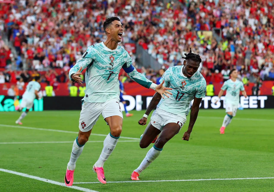 Ronaldo tuy&ecirc;n bố m&igrave;nh l&agrave; cầu thủ xuất sắc nhất lịch sử- Ảnh 2.