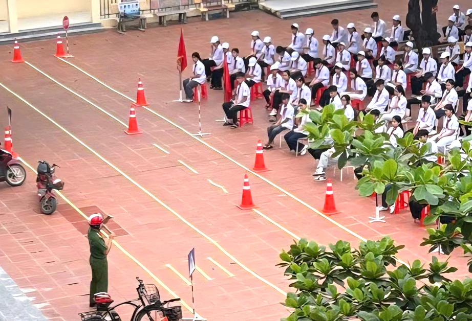 Ninh B&igrave;nh: Tuy&ecirc;n truyền an to&agrave;n giao th&ocirc;ng tới 1.800 c&aacute;n bộ v&agrave; học sinh- Ảnh 1.