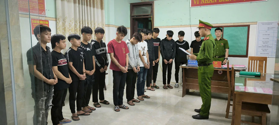 Đ&agrave; Nẵng: 9 người bị khởi tố v&igrave; mang hung kh&iacute;, d&agrave;n h&agrave;ng ngang tr&ecirc;n cầu, quay video tiktok- Ảnh 1.