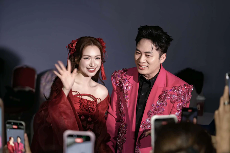 Tùng Dương dựng sân khấu rộng 90m, hội ngộ Hòa Minzy trong concert kỷ niệm 25 năm ca hát- Ảnh 1.