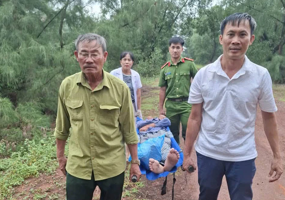 Người đàn ông hôn mê giữa rừng phi lao ở Quảng Trị, nghi ngộ độc cá nóc- Ảnh 1.