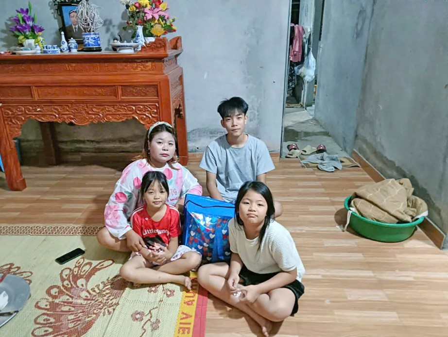 Chồng mất vì tai nạn, vợ nghèo gồng gánh nuôi con - Ảnh 1.