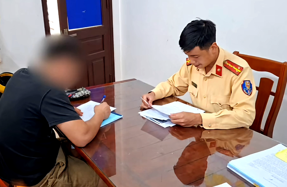 Xe đầu kéo lao vun vút qua ngã tư ở Bắc Ninh rồi vượt ẩu, tài xế bị xử phạt- Ảnh 1.