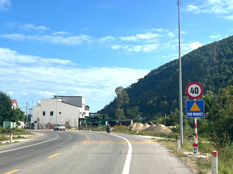 Đề nghị rà soát, tháo dỡ biển báo hạn chế tốc độ trên tuyến đường ven biển ở Nghệ An- Ảnh 2.