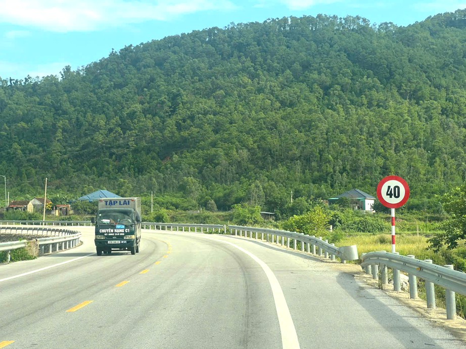 Đề nghị rà soát, tháo dỡ biển báo hạn chế tốc độ trên tuyến đường ven biển ở Nghệ An- Ảnh 1.