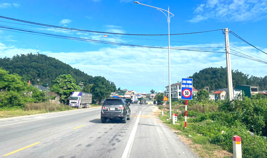Đề nghị rà soát, tháo dỡ biển báo hạn chế tốc độ trên tuyến đường ven biển ở Nghệ An- Ảnh 3.