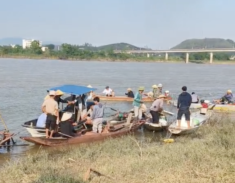 Chìm thuyền khi đi vớt phế liệu trên sông Lam, 2 vợ chồng mất tích- Ảnh 1.
