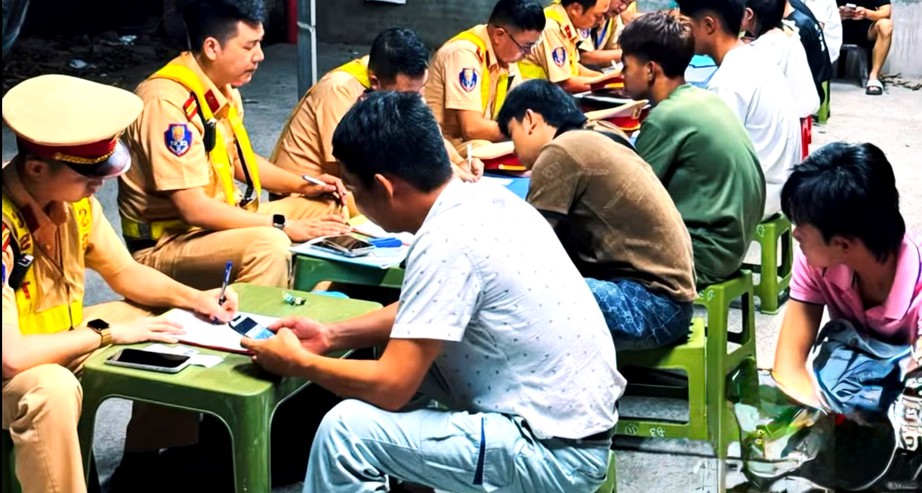 Ninh Bình: Xử lý 100 thanh thiếu niên vi phạm giao thông, phạt gần 400 triệu đồng- Ảnh 1.