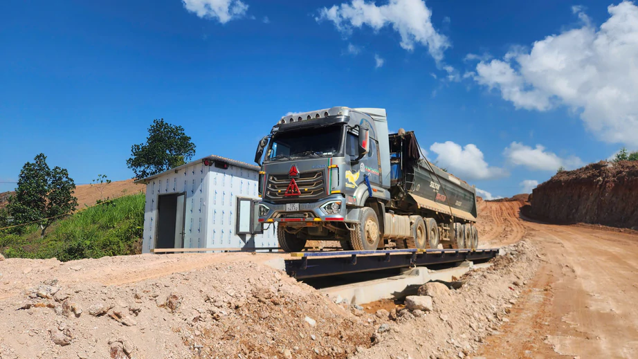Nghệ An d&ugrave;ng c&ocirc;ng nghệ kiểm so&aacute;t chặt nguồn đất đắp cao tốc- Ảnh 1.
