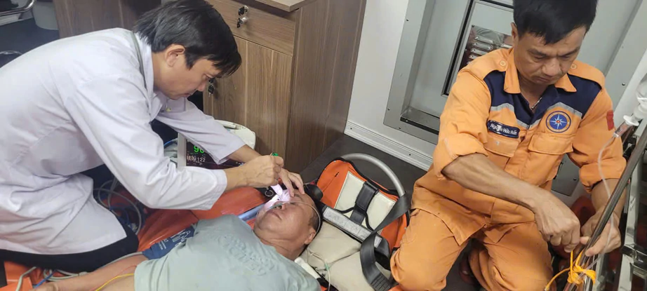 Xuyên đêm cứu ngư dân bị tai biến trên vùng biển Đà Nẵng- Ảnh 2.