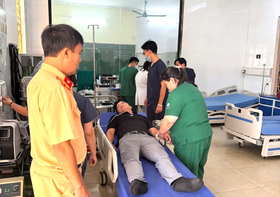 CSGT đường thủy L&agrave;o Cai kịp thời hỗ trợ người đ&agrave;n &ocirc;ng gặp vấn đề sức khỏe tr&ecirc;n quốc lộ 2D- Ảnh 1.