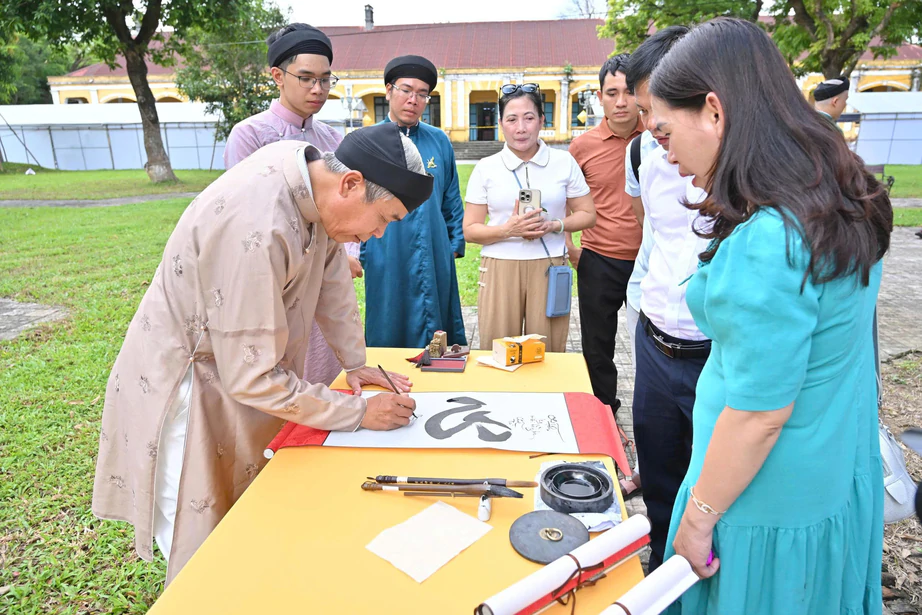 Khám phá “Hồn Việt trong nét bút” tại Cố đô Huế- Ảnh 3.