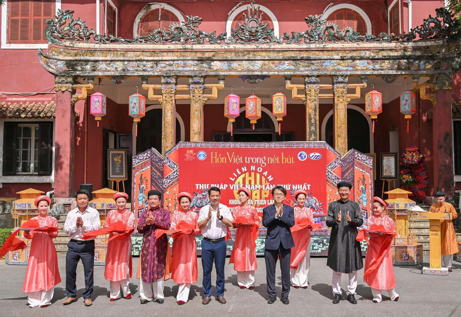 Khám phá “Hồn Việt trong nét bút” tại Cố đô Huế- Ảnh 1.