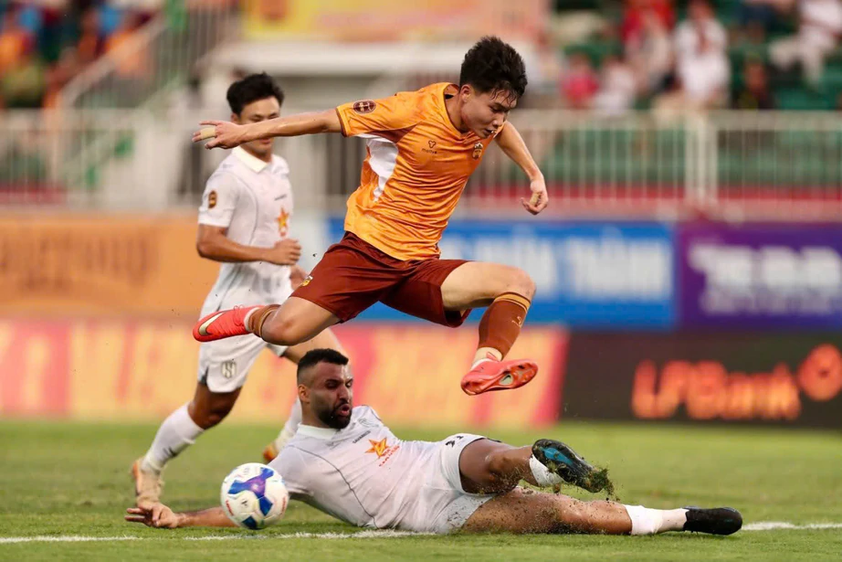 V-League: Thắng dễ HAGL, S&ocirc;ng Lam Nghệ An tạm chiếm ng&ocirc;i đầu bảng- Ảnh 1.