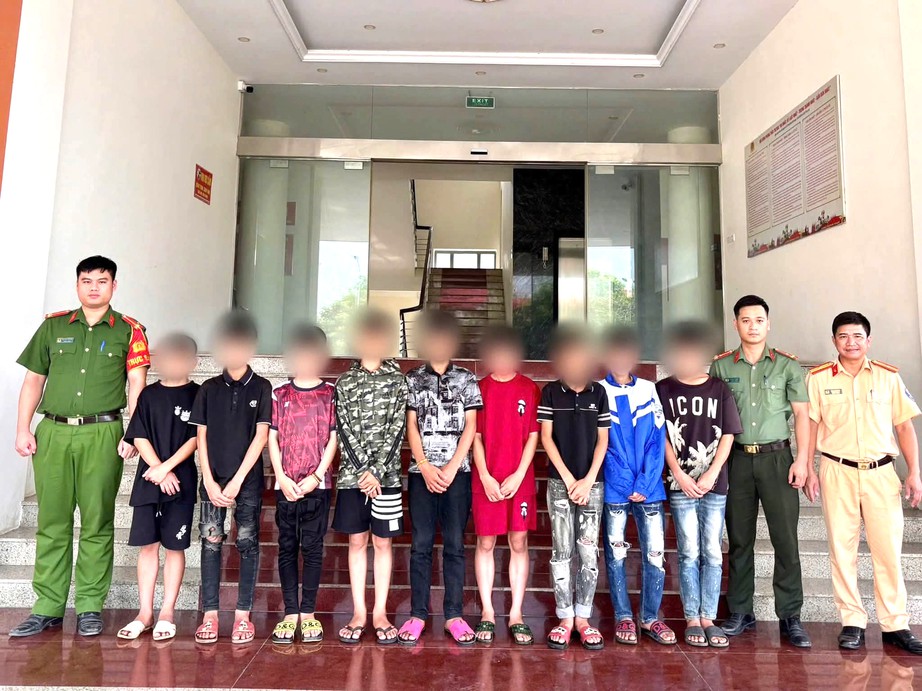 Làm rõ nhóm 12 thanh thiếu niên ném đá xe trên cao tốc Nội Bài - Lào Cai- Ảnh 5.
