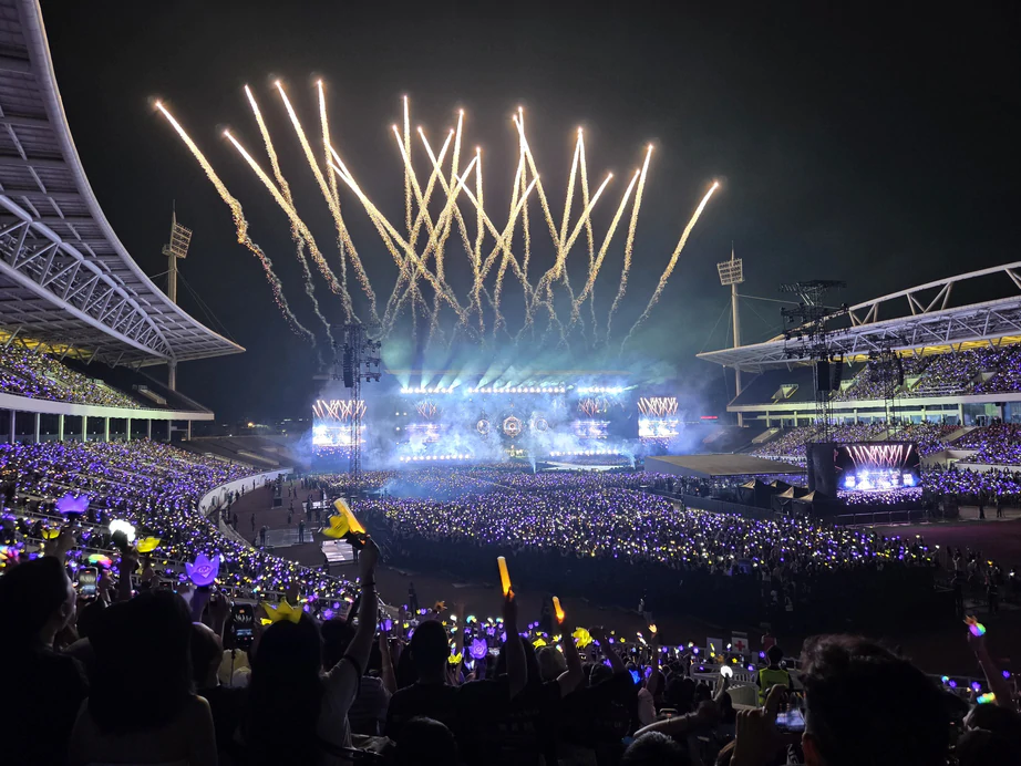 Concert BigBang tại Hà Nội: G-Dragon đập guitar, Daesung chào khán giả bằng tiếng Việt - Ảnh 8.