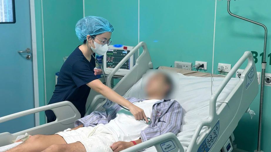 Nam thanh ni&ecirc;n nguy kịch sau 5 ng&agrave;y sốt xuất huyết- Ảnh 2.