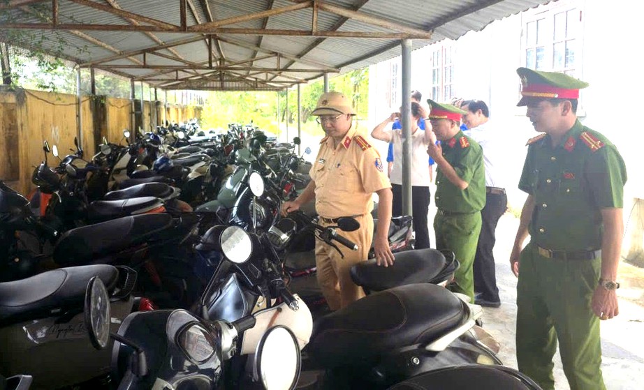 Ninh Bình kiểm tra phương tiện, tuyên truyền an toàn giao thông cho gần 800 học sinh- Ảnh 1.