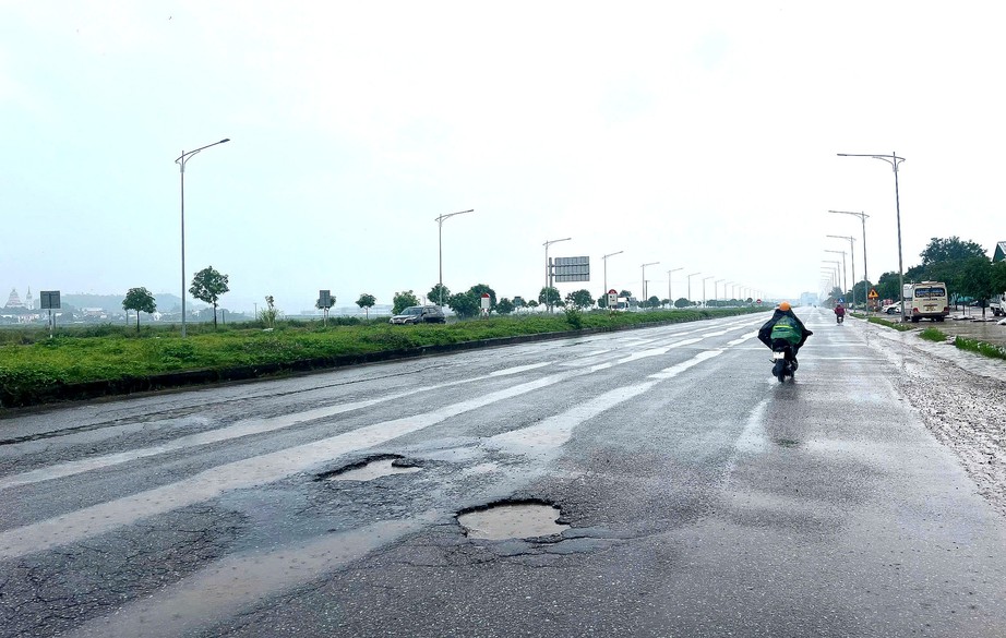 Nghệ An: Quốc lộ 7C qua khu công nghiệp WHA xuống cấp, tiềm ẩn nguy cơ tai nạn- Ảnh 3.