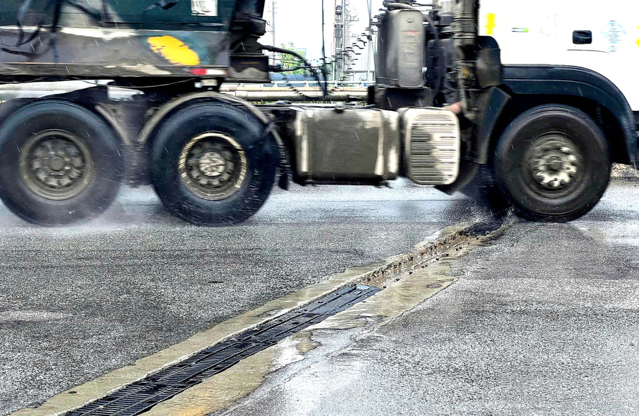 Nghệ An: Quốc lộ 7C qua khu công nghiệp WHA xuống cấp, tiềm ẩn nguy cơ tai nạn- Ảnh 4.