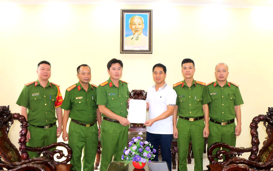 Tr&ecirc;n đường đi l&agrave;m về, c&aacute;n bộ c&ocirc;ng an cứu gi&uacute;p ch&aacute;u b&eacute; bị tai nạn giao th&ocirc;ng ở Ninh B&igrave;nh- Ảnh 1.