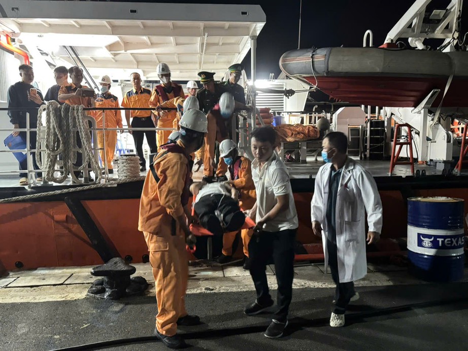 Kịp thời giành lại sự sống cho thuyền viên nước ngoài giữa vùng biển Việt Nam- Ảnh 2.