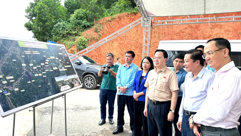 Kiểm tra đường Hồ Chí Minh đoạn Chợ Chu - Ngã ba Trung Sơn trước khi đưa vào khai thác- Ảnh 1.