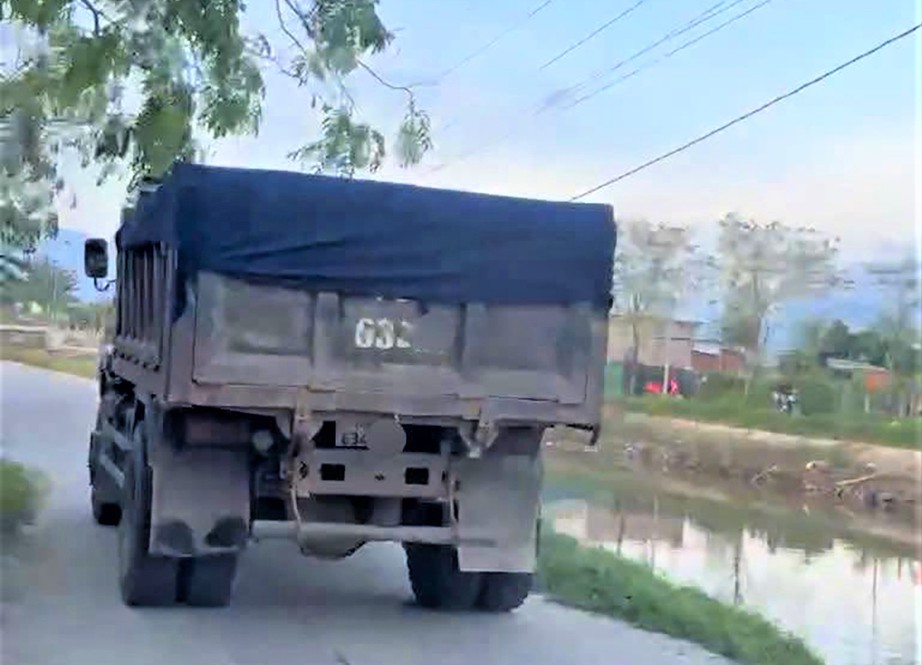 Khánh Hòa: Xác minh, xử lý loạt ô tô chở hàng chạy vào đường hạn chế tải trọng- Ảnh 2.