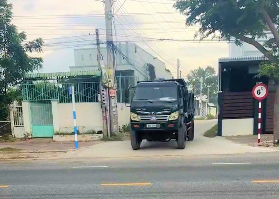Khánh Hòa: Xác minh, xử lý loạt ô tô chở hàng chạy vào đường hạn chế tải trọng- Ảnh 1.