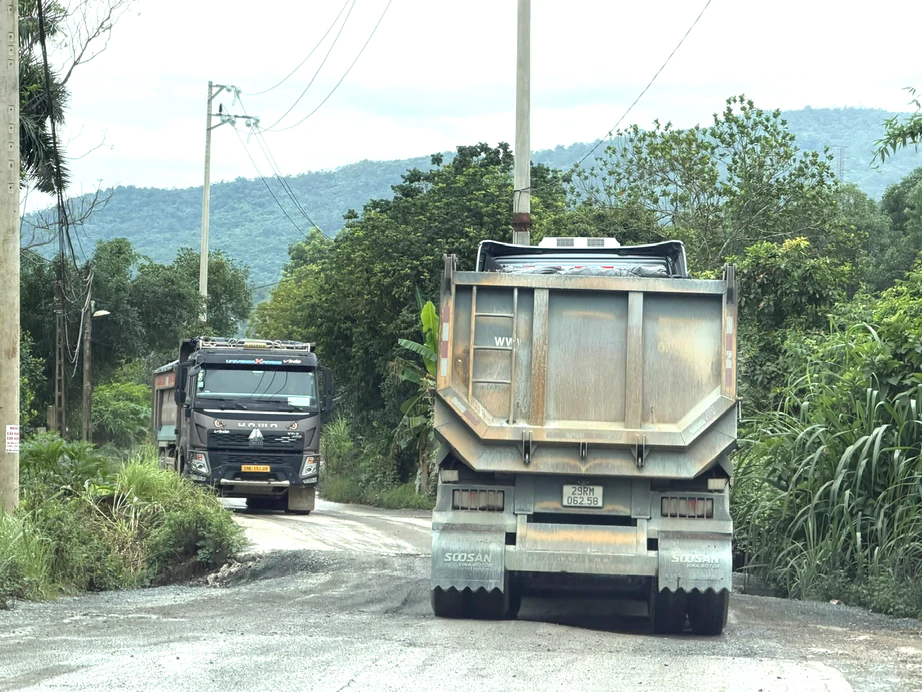 Ph&uacute; Thọ: CSGT xử nghi&ecirc;m xe cơi nới th&agrave;nh th&ugrave;ng, chở qu&aacute; tải, g&acirc;y mất an to&agrave;n giao th&ocirc;ng- Ảnh 7.