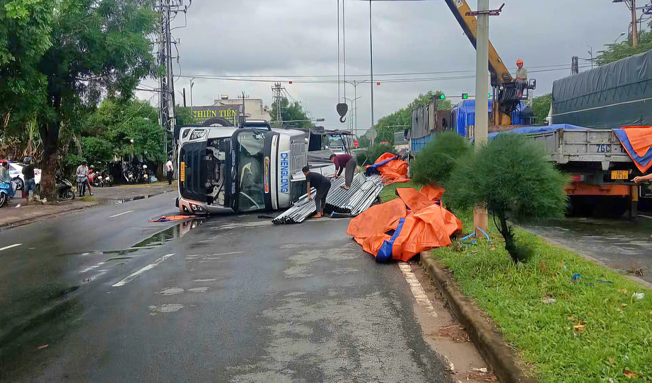 Hai xe tải va chạm trên QL1A qua Đà Nẵng, xe chở thép lật chắn ngang đường - Ảnh 1.