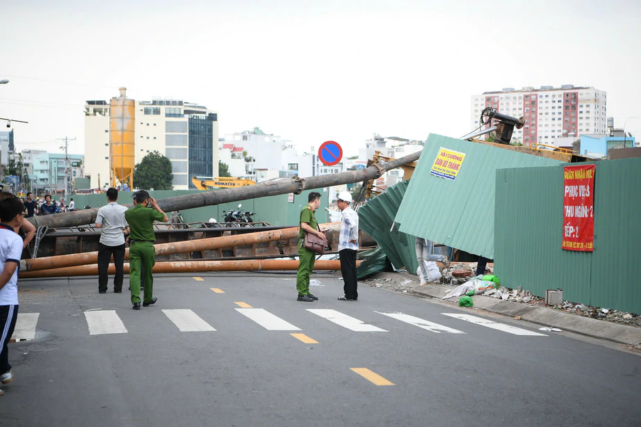TP.HCM: M&aacute;y thi c&ocirc;ng rạch Xuy&ecirc;n T&acirc;m bất ngờ ng&atilde; đổ ra đường- Ảnh 3.
