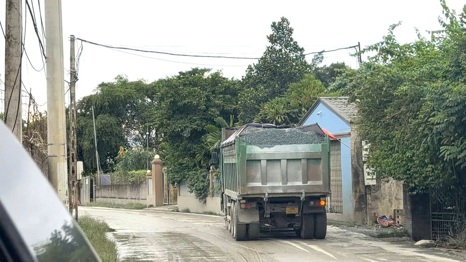 Ph&uacute; Thọ: CSGT xử nghi&ecirc;m xe cơi nới th&agrave;nh th&ugrave;ng, chở qu&aacute; tải, g&acirc;y mất an to&agrave;n giao th&ocirc;ng- Ảnh 12.