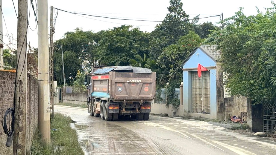 Ph&uacute; Thọ: CSGT xử nghi&ecirc;m xe cơi nới th&agrave;nh th&ugrave;ng, chở qu&aacute; tải, g&acirc;y mất an to&agrave;n giao th&ocirc;ng- Ảnh 6.