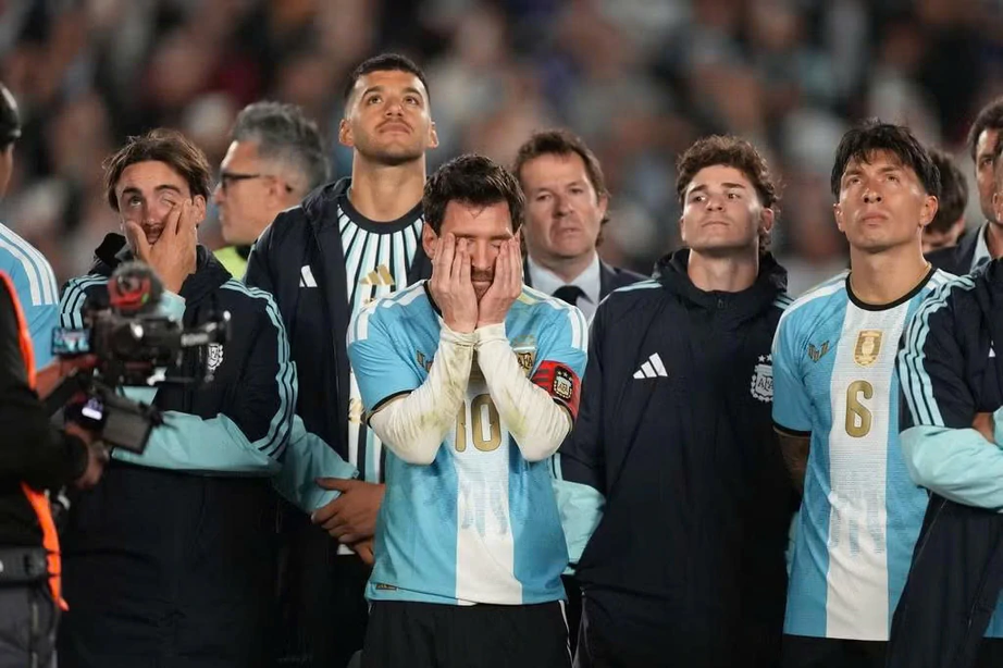 Messi nghẹn ng&agrave;o n&oacute;i lời chia tay tuyển Argentina- Ảnh 1.