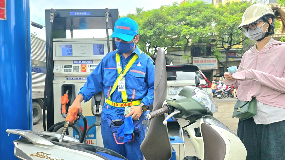 Giá xăng E10 tăng hơn 1.000 đồng/lít- Ảnh 1.