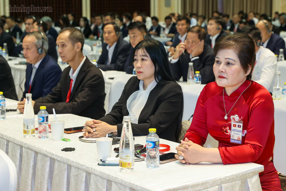 Hai Thủ tướng dự Hội nghị xúc tiến đầu tư Việt Nam - Lào- Ảnh 8.