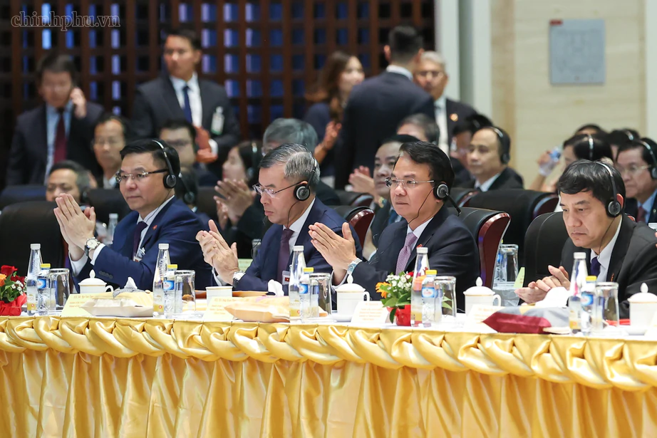 Hai Thủ tướng dự Hội nghị xúc tiến đầu tư Việt Nam - Lào- Ảnh 6.