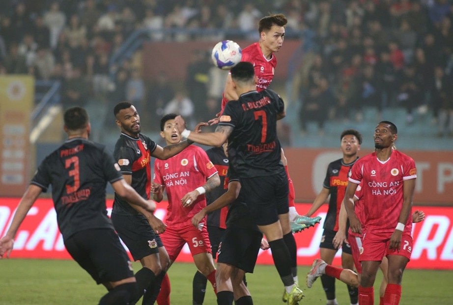 V-League: Alan lập hat-trick gi&uacute;p C&ocirc;ng an H&agrave; Nội thắng kịch t&iacute;nh Ninh B&igrave;nh- Ảnh 2.