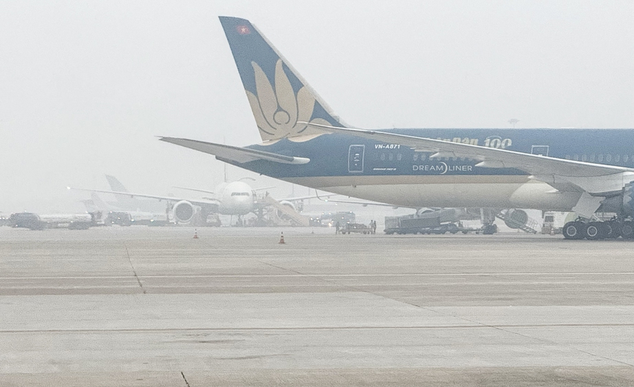 Sương m&ugrave; ảnh hưởng hoạt động bay, h&atilde;ng h&agrave;ng kh&ocirc;ng k&iacute;ch hoạt phương &aacute;n linh hoạt- Ảnh 1.